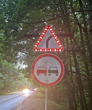 Светодиодный знак «Опасный поворот»